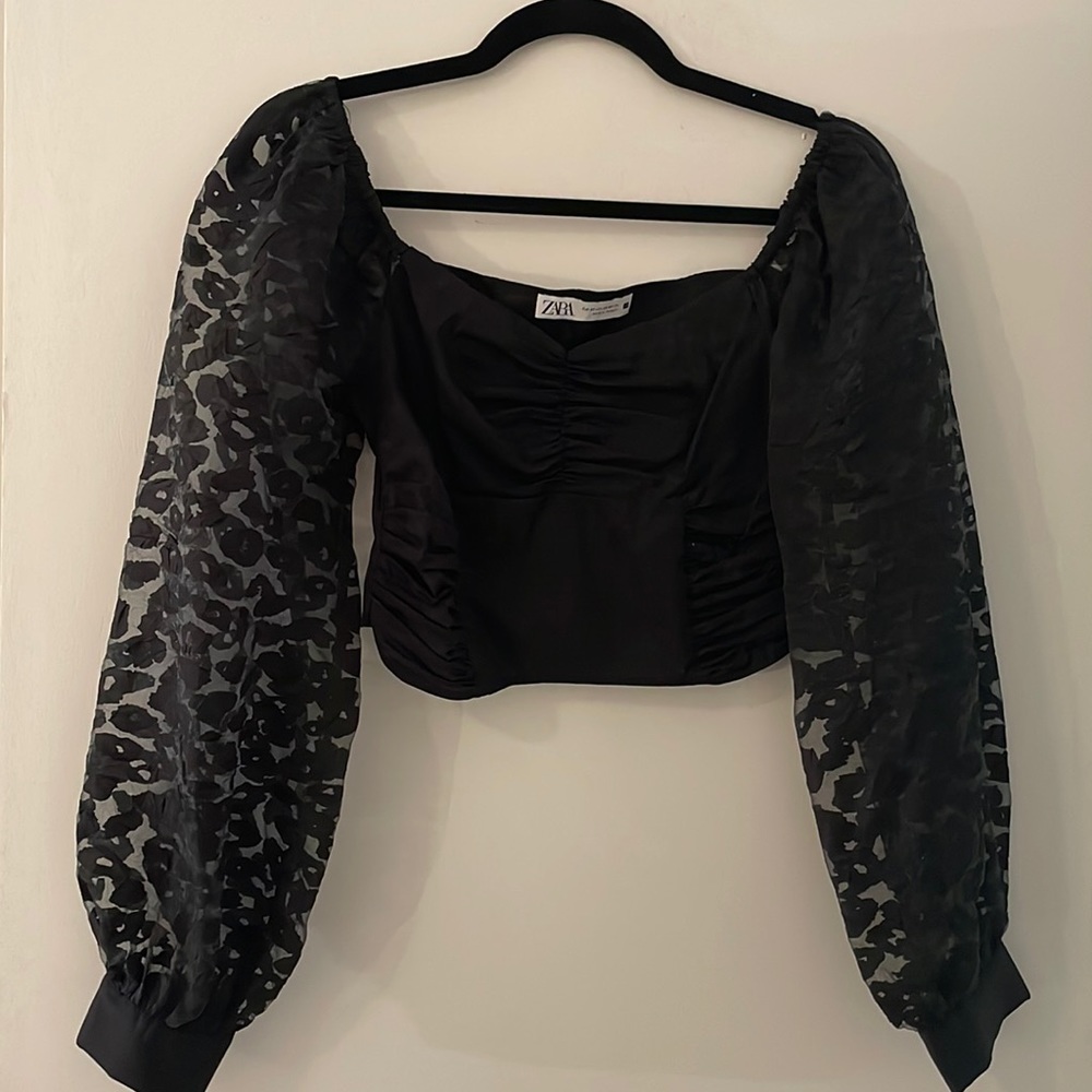 Zara woman’s cropped top with poof sleeves